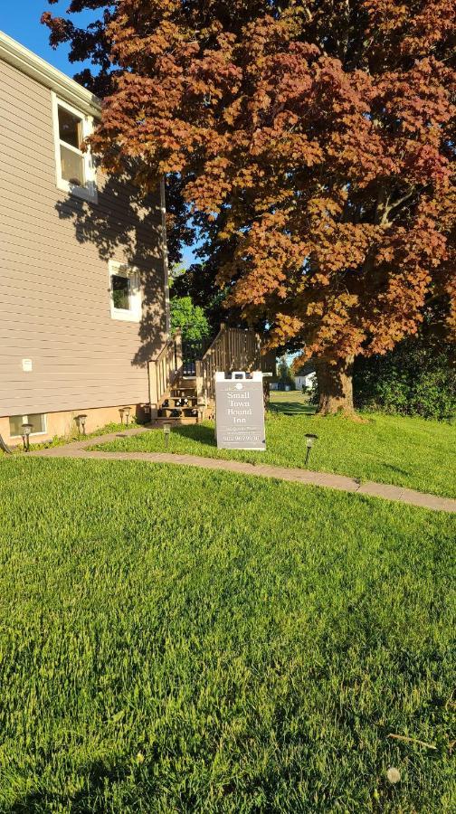 Small Town Bound Inn Montague Exterior photo